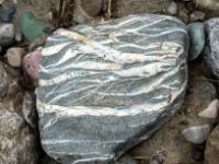 Breitere Maserungen in grauem Stein